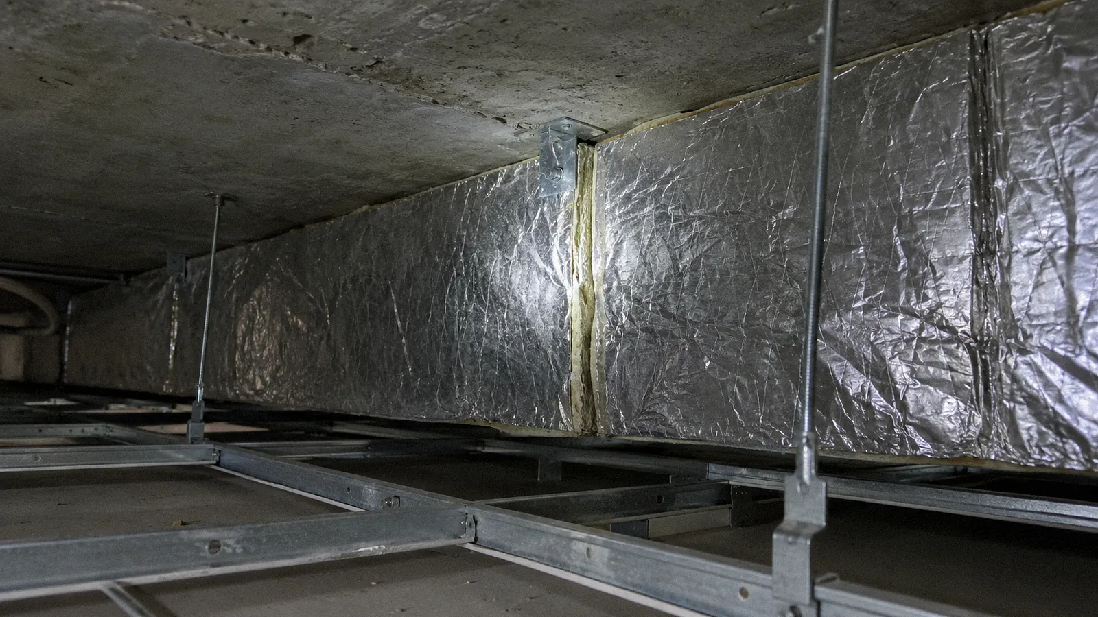 Mineral wool cavity barrier in a ceiling void above a compartment wall